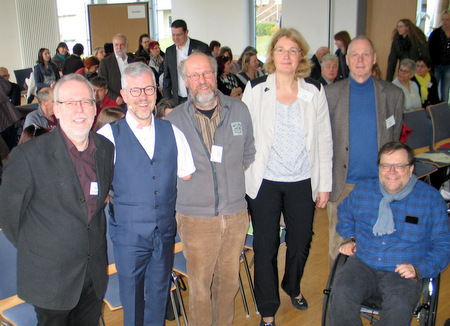 Gemeinsam veranstalteten und leiteten sie den Fachtag in Altenkir-chen: (v on links) Schulreferent Martin Autschbach (Evangelischer Kirchen-kreis), Moderator Rainer Schmidt, Christof Weller(HIBA), Anke Kreutz (LJA), Winfried Weber (Verein fr Behindertenarbeit Hachenburg) und Matthias Rsch (Landesbeauftragter fr die Belange behinderter Menschen). (Foto: Pet-ra Stroh)