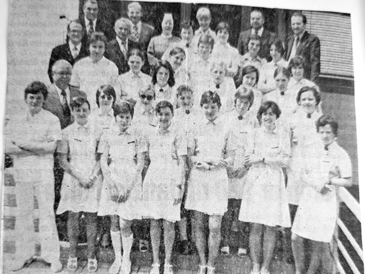 Die stolzen Absolventen im Jahr 1975. (Foto: Vollrat)
