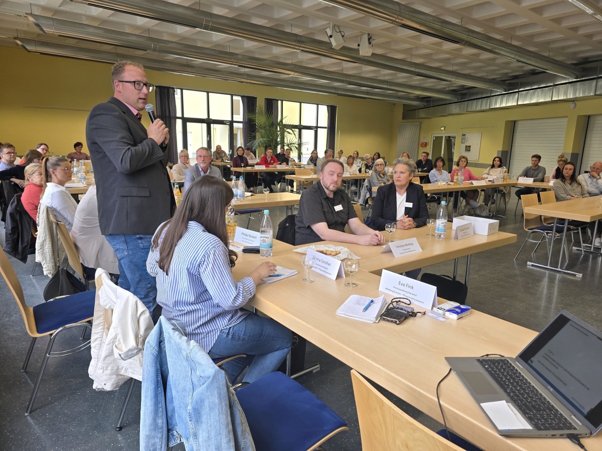 Zum Neustart der Regionalen Pflegekonferenz des Landkreis Neuwied konnte der 1. Kreisbeigeordnete Philipp Rasbach nach zweijhriger Pause rund 60 Vertreter von Einrichtungen, Dienste und Institutionen der pflegerischen Angebotsstruktur im Landkreis Neuwied begren. (Foto: Eva Fink/Kreisverwaltung Neuwied)