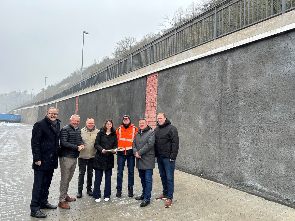 Fertigstellung der St�tzmauer an der Kreisstra�e 11 sichert Verkehr zwischen Linz und Ockenfels