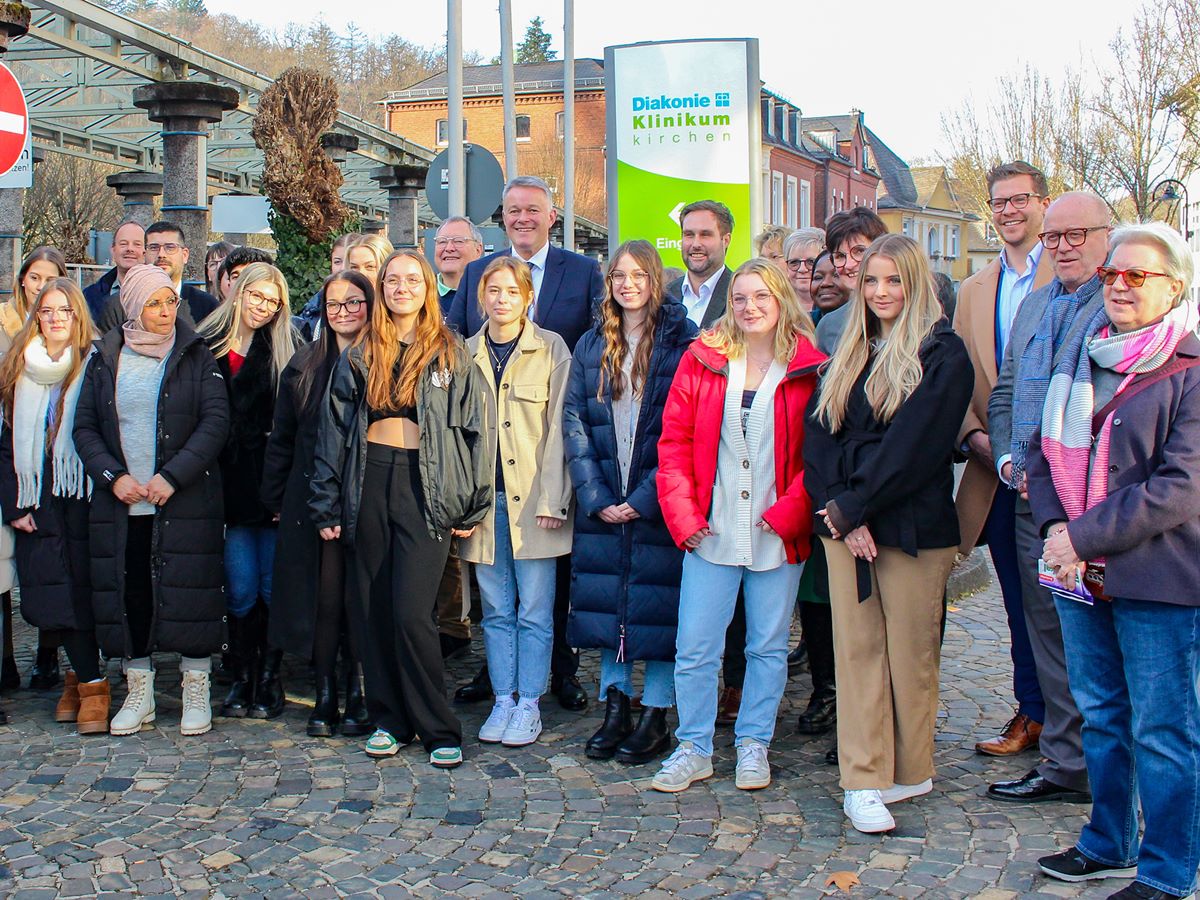 Im Diakonie Klinikum in Kirchen suchte die CDU-Delegation um Gordon Schnieder den Austausch mit Experten aus der Pflege sowie Sch�lern der benachbarten Pflegeschule. (Foto: Diakonie in S�dwestfalen)   
