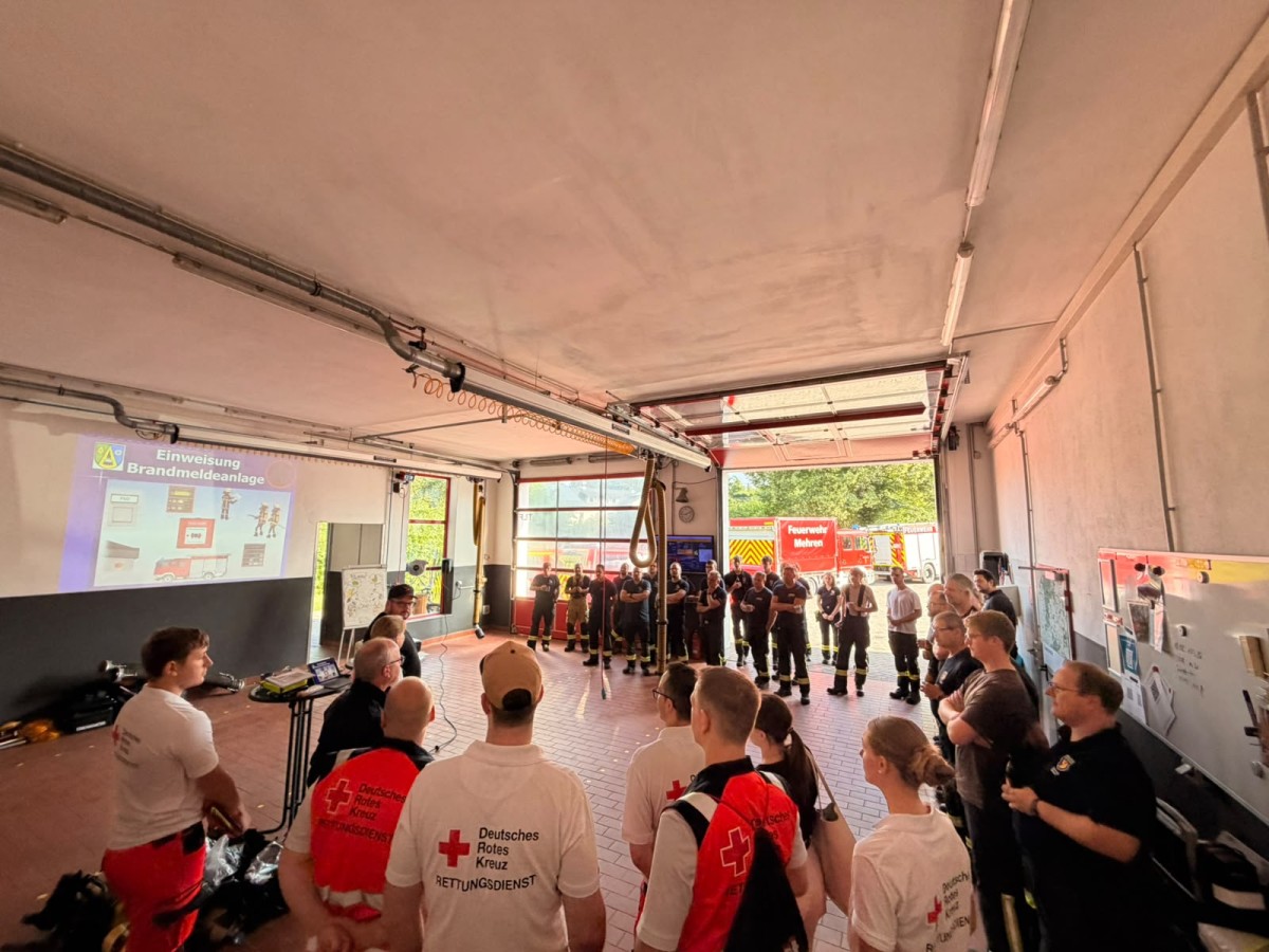 �ben f�r den Ernstfall am Seniorenpflegehaus Sonnenhang (Fotos: Feuerwehr Mehren)