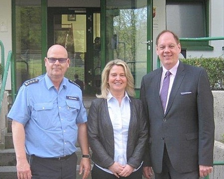 Kriminalhauptkommissarin Anja Rbenach ist neue stellvertretende Leiterin der Polizeiinspektion in Altenkirchen. Erster Polizeihauptkommissar Hans-Christian Schlemm (links) als Dienststellenleiter und Gregor Gerhardt, Leiter der Polizeidirektion Neuwied, begrte die Kollegin. (Foto: Polizeiinspektion Altenkirchen) 