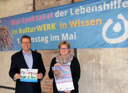 Lebenshilfe-Geschftsfhrer Jochen Krentel und Organisatorin Gerlinde Rder prsentieren das Mai-Spektakel im Wissener Kulturwerk. (Foto: Schultheis) 