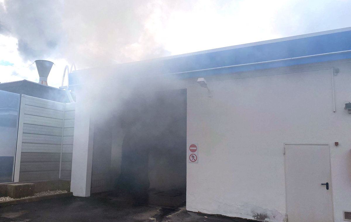 Schreck an der Tankstelle Willroth   Pkw brannte  in der Waschhalle
