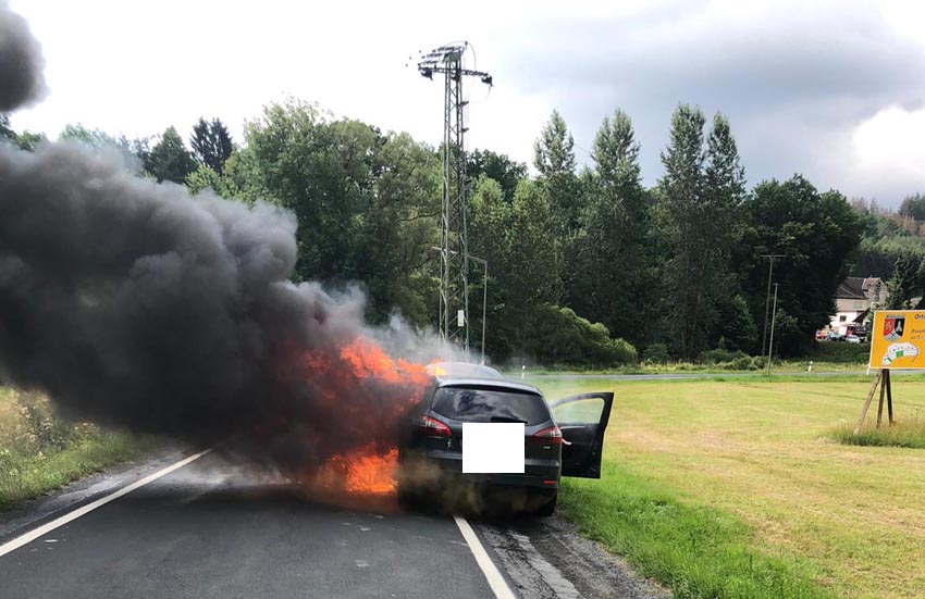 Feuer im Motorraum: Auto brennt vollstndig aus