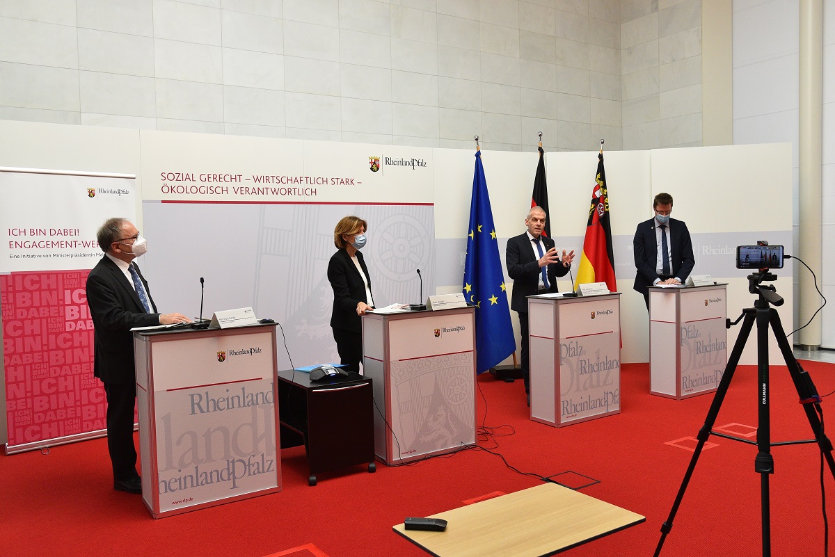 Das Foto zeigt von links: Bernhard Nacke, Beauftragter der Ministerprsidentin fr ehrenamtliches Engagement und Leiter der Initiative "Ich bin dabei!", Ministerprsidentin Malu Dreyer, Fred Jngerich, Brgermeister der Verbandsgemeinde Altenkirchen-Flammersfeld und Brgermeister Marcus Heintel von der Verbandsgemeinde Traben-Trarbach. (Foto von Staatskanzlei RLP/ Kristina Schfer)