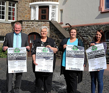 Sonntag, 10. September wird auf der Treppe am Rathaus die Krnung der 
Schtzenknigin erfolgen. Brgermeister Bernd Brato, Sabine Kniep, Nicole Feierling und Janine Horczyk (von links) stellten das Programm des Schtzenfestes vor. Foto: anna