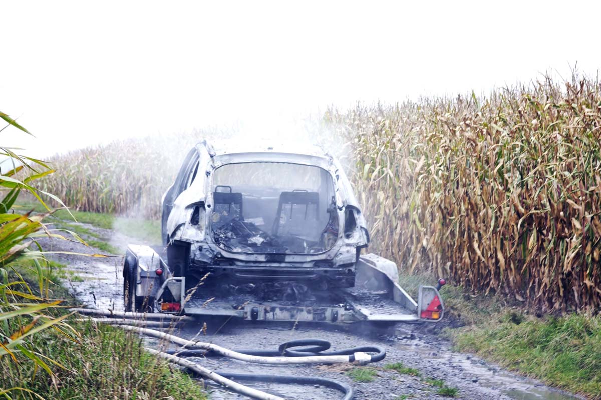 Mysteriser Brand in Hilgenroth: Fahrzeug brannte auf einem Transportanhnger