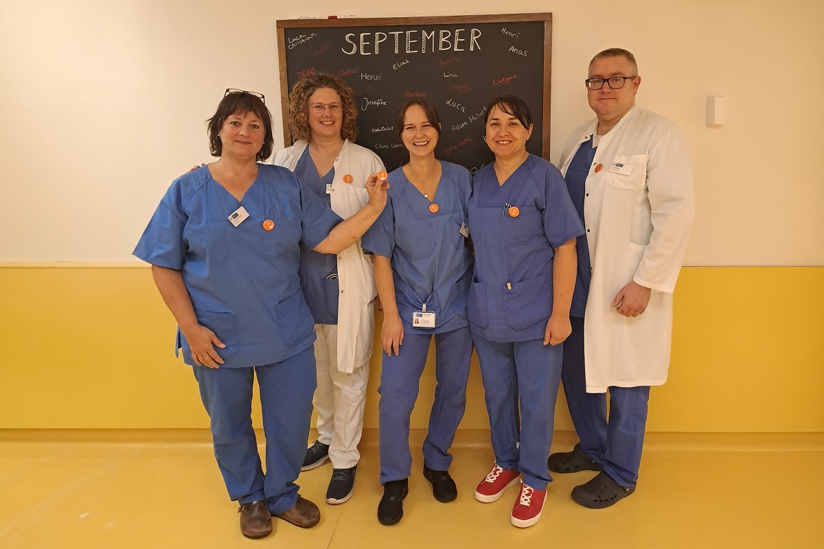 Das Team der Geburtshilfe trug am Aktionstag die Sicherheitsnadel. Sie soll als Symbol die Patientensicherheit sichtbar machen (v. l. n. r.): Christine Keller, Oberrztin Dr. Rebecca Weis, Michelle Alvarez, Oberrztin Elena Annan und leitender Oberarzt Martin Krolzig (Foto: Marien Gesellschaft Siegen gGmbH)