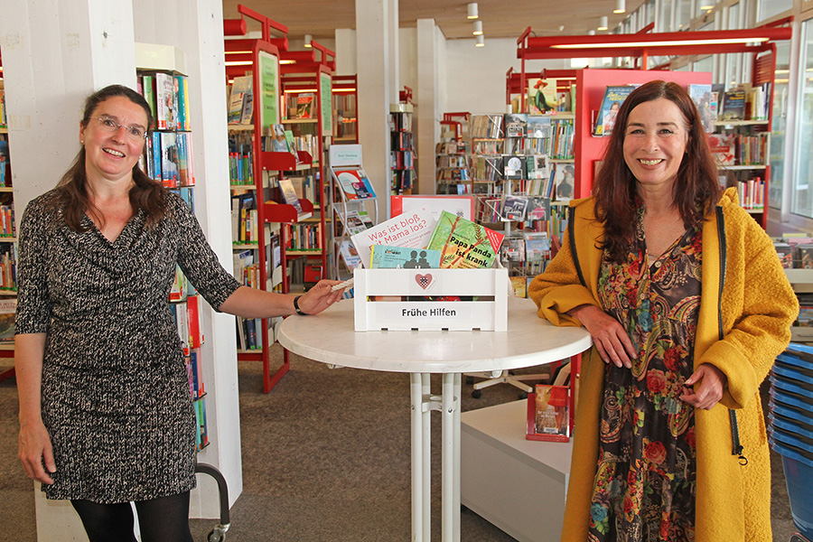 Stephanie Eichhorn, Leiterin der Stadtbcherei (links), und Marion Kramer vom Jugendamt der Stadt Bad Honnef haben die neue Bcherkiste zusammengestellt. (Fotos: Stadt Bad Honnef)