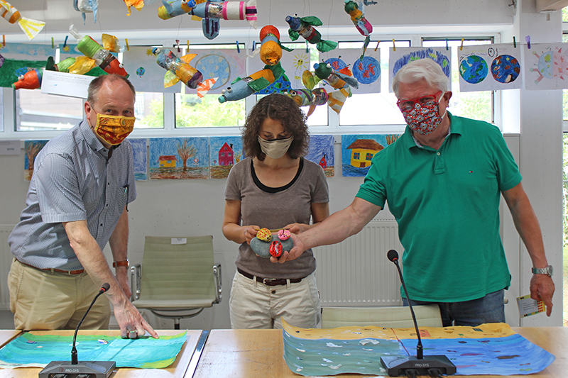 Hans-Joachim Lampe-Booms (Abwasserwerk Bad Honnef), Daniela Paffhausen (Bad Honnef AG), Peter Hurrelmann (FACHCO.e.V.) zeigten sich von den Werken der Kinder begeistert. Foto: Stadt Bad Honnef