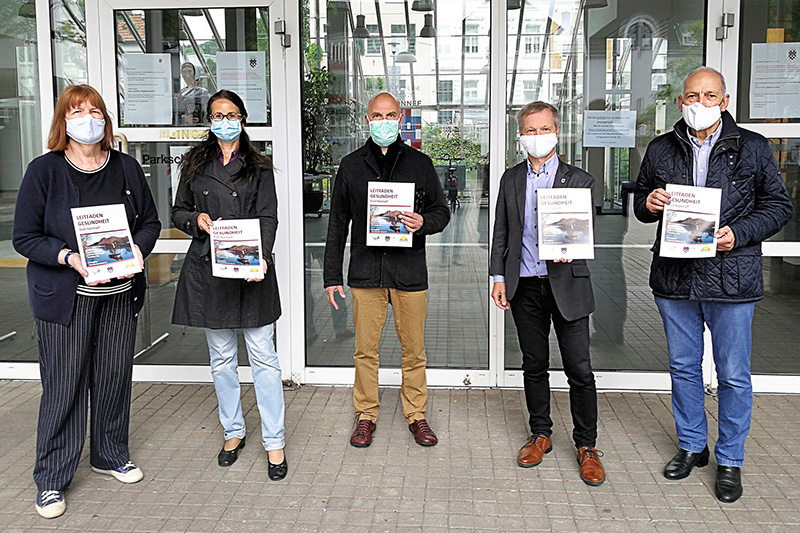 Helga Ebel-Gerlach (Gesundes Bad Honnef e.V.), Iris Schwarz (Seniorenbeauftragte der Stadt Bad Honnef), Dr. med. Johannes Kuchta (Vorsitzender Gesundes Bad Honnef e.V.), Brgermeister Otto Neuhoff und Dr. Hans Jrg Marsteller (Gesundes Bad Honnef e.V.) prsentieren den neuen Leitfaden. Foto: privat