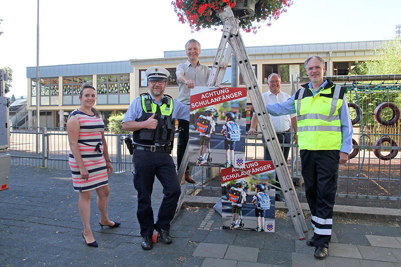 Vor der Grundschule St .Martinus im Stadtteil Selhof haben Brgermeister Otto Neuhoff (Mitte), Annette Engels vom Ordnungsamt der Stadt Bad Honnef (v.l.), Dirk Schneider von der Polizei Bonn, Norbert Grnenwald als Fachdienstleiter Schule, Sport und Kultur sowie Jrg Haase von der Verkehrswacht Rhein-Sieg die Informationskampagne fr Autofahrer gestartet. Foto: Stadt Bad Honnef