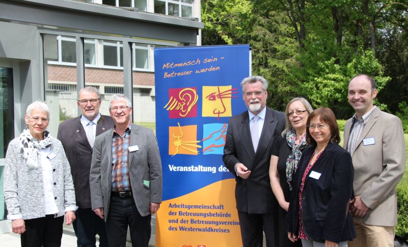 : Kurt Schler, Erster Kreisbeigeordneter, und Herbert Mertin, Justizminister des Landes Rheinland-Pfalz, feierten mit der Betreuungsbehrde und dem Betreuungsverein des Westerwaldkreises das 25-jhrige Jubilum des Betreuungsrechts. Foto: Pressestelle der Kreisverwaltung