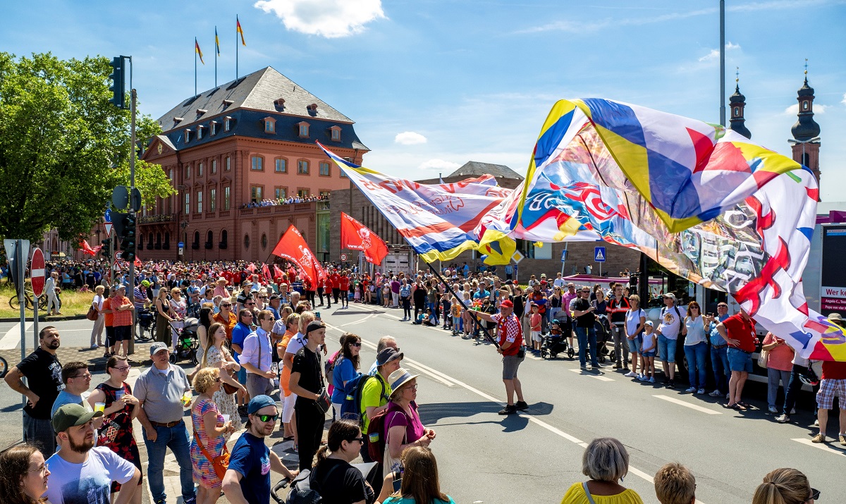 Wer vertritt den AK-Kreis beim RLP-Tag in Bad Ems? Ohne die Beteiligung von Vereinen, Verbnden und Institutionen kann das Fest  hier eine Aufnahme vom Festzug 2022 in Mainz  nicht gelingen. (Foto: Staatskanzlei RLP/Silz)