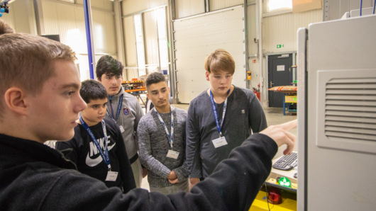 Zwei Azubis standen den Schlern bei AKL-tec in Alsdorf Rede und Antwort. (Foto: Wirtschaftsfrderung)