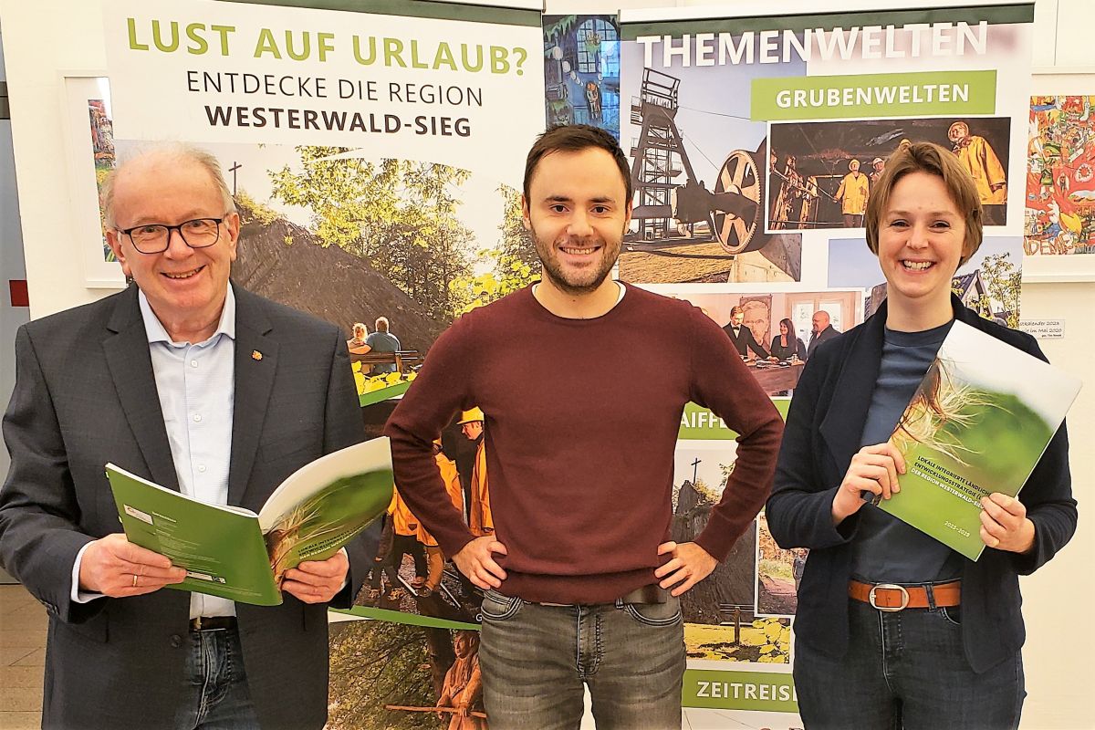 Von links: Rolf Schmidt-Markoski, Niklas Mder und Jennifer Siebert sehen sich gemeinsam mit den Mitgliedern der LAG als "Motoren" der neuen LEADER-Region Westerwald-Sieg und sorgen gemeinsam mit den weiteren LAG-Mitgliedern dafr, dass das LEADER-Programm luft. Foto: Gabi Wschenbach/Kreisverwaltung