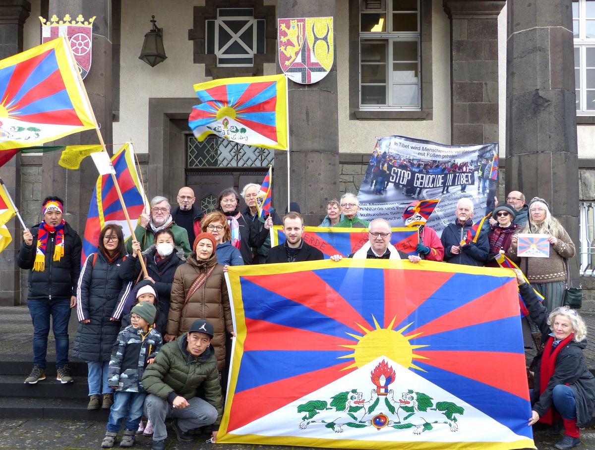 Landrat Dr. Peter Enders hisste mit Vertretern der Tibet-Freunde Westerwald die tibetische Flagge am Altenkirchener Kreishaus. Foto: Kreisverwaltung/A.Schultheis