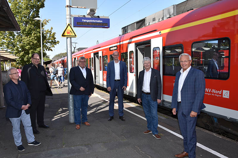 Am Bahnhof in Bad Hnningen trafen sich Achim Hallerbach (rechts), Michael Mahlert (3.v.l.), Reiner W. Schmitz (2.v.r.), Werner Lahme (links), und Jan Ermtraud (3.v.r.), um sich beim Verbandsdirektor des SPNV-Nord Thorsten Mller (2.v.l.) ber die Perspektiven des Fahrplans und der Stationen in der Verbandsgemeinde zu informieren. Foto: Kreisverwaltung