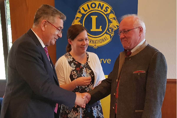 Von links: Edelbert Schilling, Distrikt Governor 111-Westfalen-Lippe, Melanie Bernhardt, Prsidentin 2018/2019 LC Rhein-Wied, Hellmuth Buhr, Vorsitzender Frderverein des LC Rhein-Wied. Fotos: Lions Club Rhein-Wied