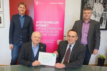 Die Vertragsunterzeichnung bildet den Startschuss fr das Schulausbauprojekt im Landkreis Altenkirchen. v.l.n.r.: Lars Kober (Leiter Wirtschaftsfrderung Kreis Altenkirchen), Landrat Michael Lieber, Winfried Moser und Thomas Jngling (Deutsche Telekom GmbH). (Foto: Kreisverwaltung Altenkirchen)