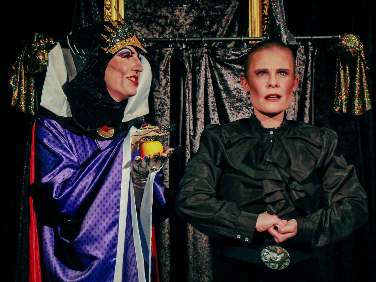 Bild: Die bse Knigin schmiedet mit der Kammerfrau Plne gegen Schneewittchen. (Foto: Petermnnchen-Theater Westerburg e.V.) 
