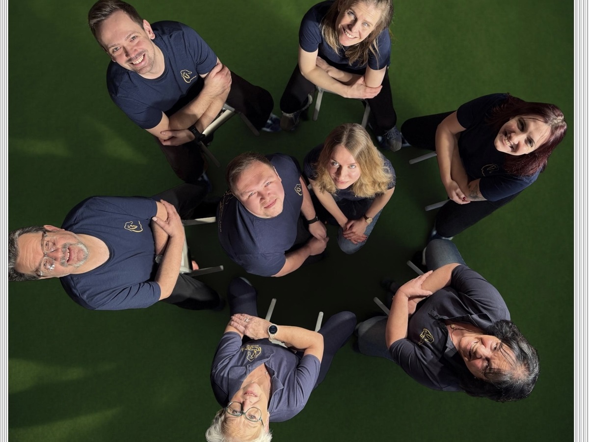 Das Ensemble des Peterm�nnchen-Theaters f�r die Krimi-Kom�die "Halbpension mit Leiche" (Foto: Peterm�nnchen-Theater Westerburg e.V.)