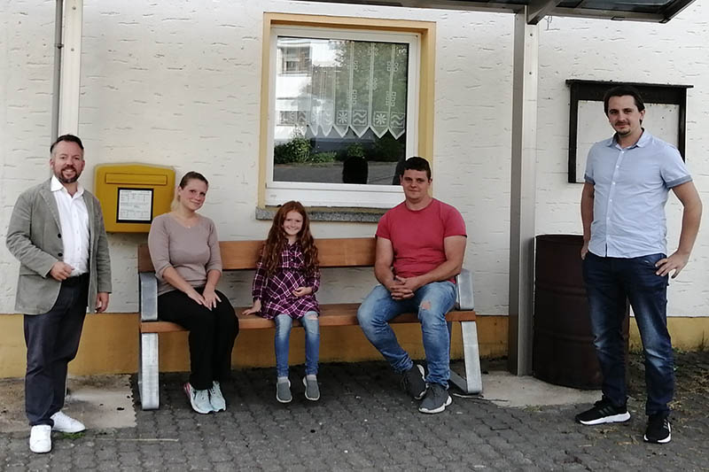 Stephan Wefelscheid (links) trifft sich vor Ort in Oberhren/Dttesfeld an der Bushaltestelle zusammen mit Christian Altgeld (rechts) mit der Familie Ruland-Schlotterbeck. Foto: privat