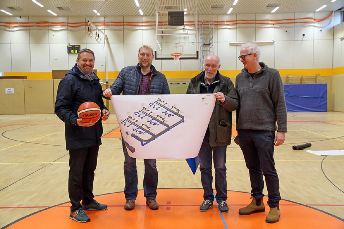 Holger Heuser, Erster Beigeordneter der Stadt Bad Honnef, Thomas Ldemann vom gleichnamigen Energiebro, Michael C. Deisenroth vom Architekturbro Deisenroth und Jrg Sudmann vom Gebudemanagement zeigten am Freitag die Erfolge der Sanierung der Dreifachturnhalle. (Foto: Stadt Bad Honnef)