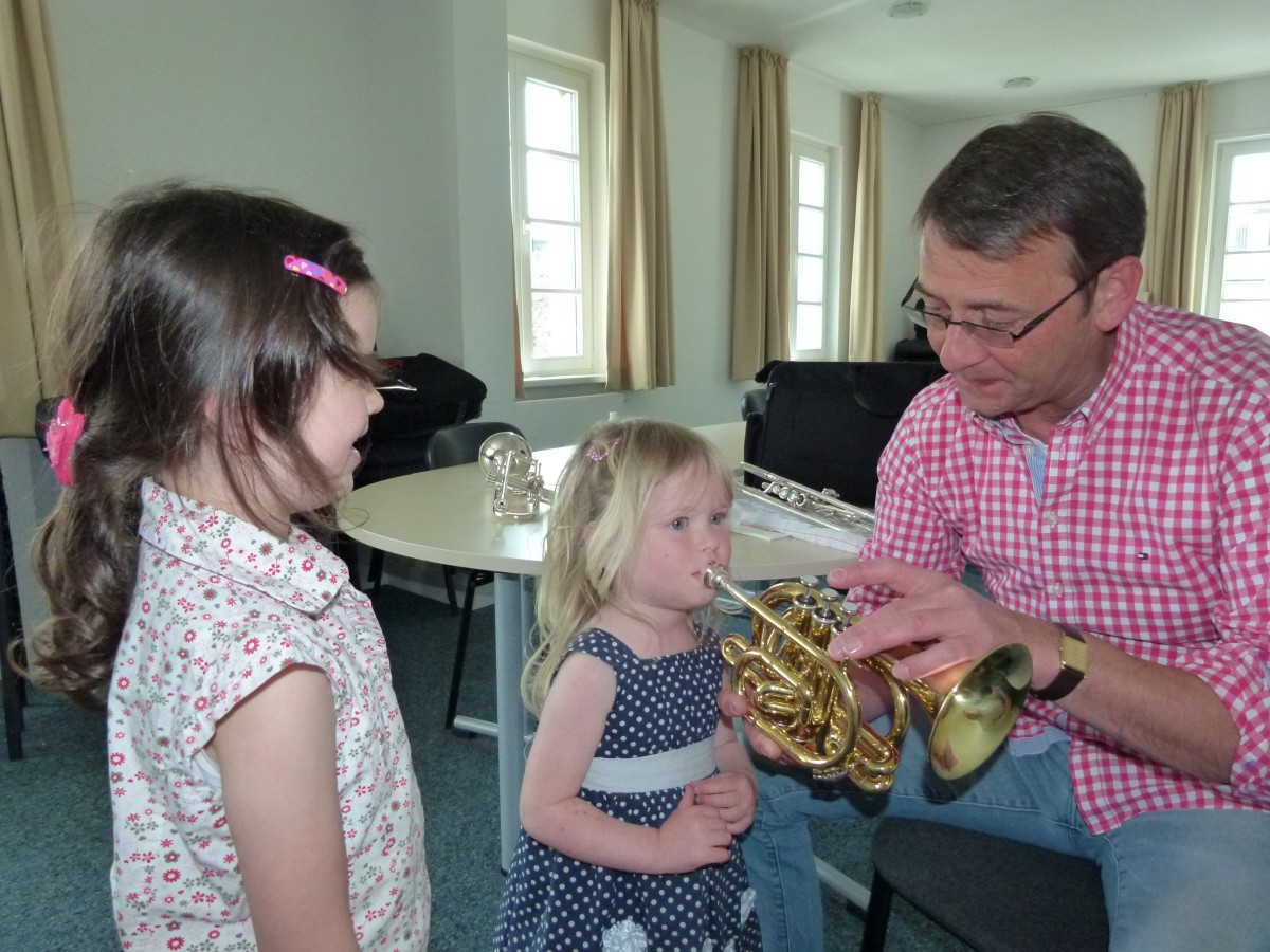 Beim Infotag der Kreismusikschule am Samstag, 14. Juni, an den Standorten in Altenkirchen und auf dem Molzberg in Betzdorf-Kirchen beantworten die Lehrkrfte alle Fragen zum Wunschinstrument und Unterrichtsangebot an der Kreismusikschule. (Foto: Neuhoff/Kreismusikschule) 