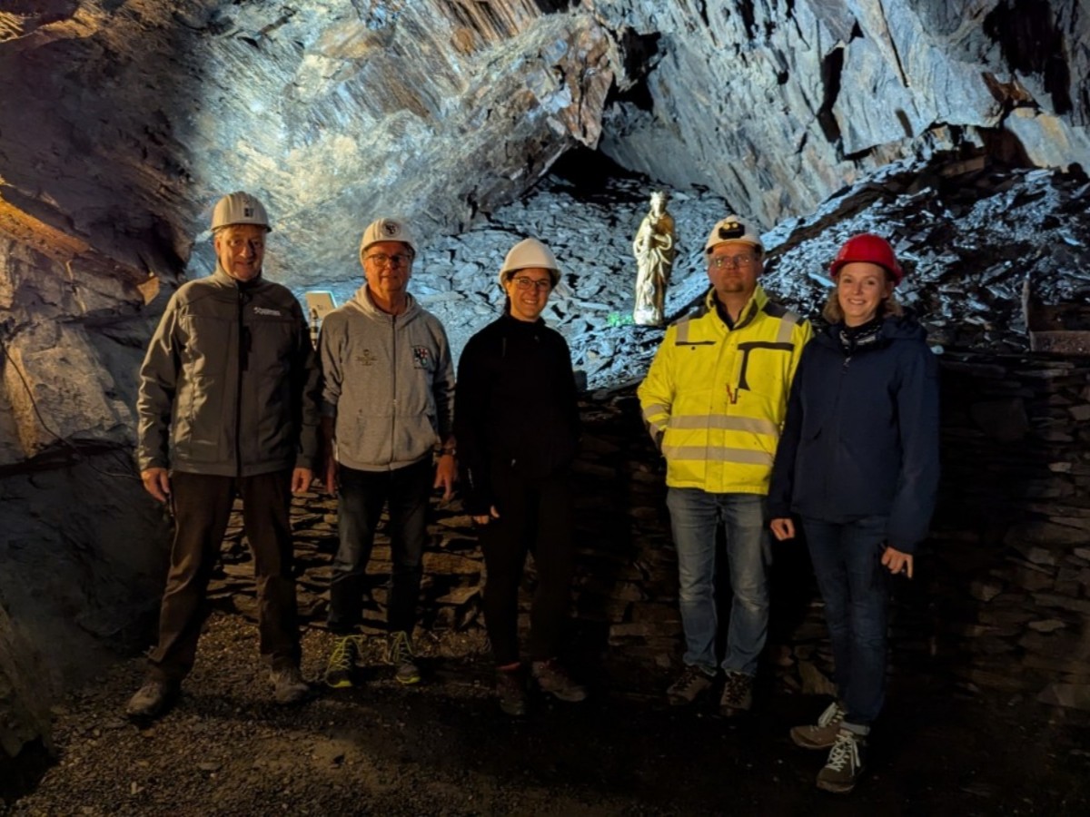Auch der Schieferstollen "Wilhelmslust" in Mudersbach ist im wahrsten Sinne des Wortes ein Schau-Bergwerk, im Bild: Michael Volkwein, Ulrich Merzhuser (Brgerverein Mudersbach), Lene Helleisz, Christoph Eul und Jennifer Siebert. (Foto: Kreisverwaltung/Josef Shngen)