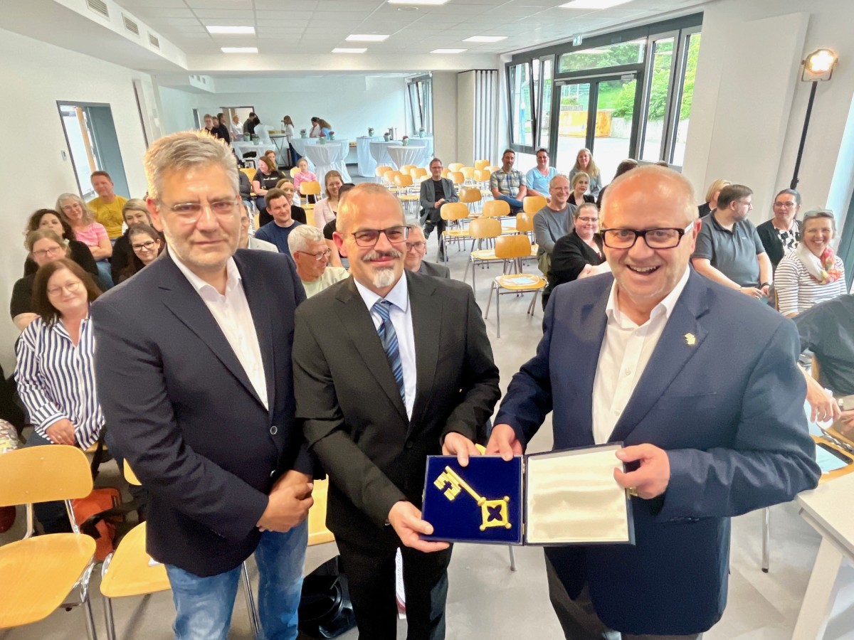 Landrat Dr. Peter Enders (rechts) bergab im Beisein von Regierungsschuldirektor Jrg Kurtscheidt (links) von der ADD den symbolischen Schlssel an Schulleiter Sebastian Holl. (Foto: Kreisverwaltung/Thorsten Stahl)