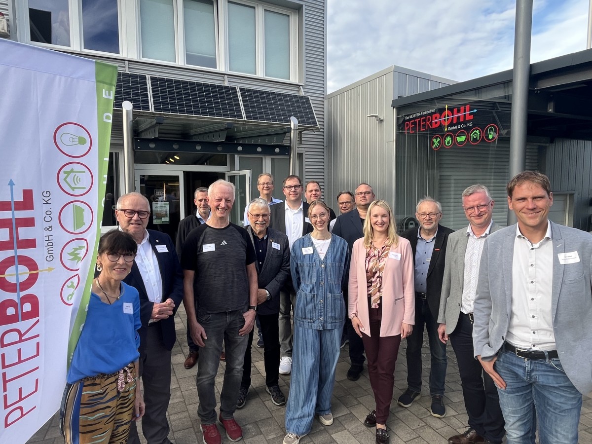 Erstmals hatten Wirtschaftsf�rderung, IHK, Kreishandwerkerschaft und Handwerkskammer gemeinsam zu einem Wirtschaftsgespr�ch eingeladen. Bei der Firma Bohl in Herdorf ist das Thema Energieeffizienz nicht nur Gesch�ftsmodell, sondern auch Firmenphilosophie. (Foto: Kreisverwaltung/Thorsten Stahl)