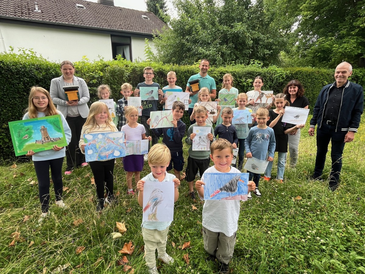 Mit groer Hingabe hatten die Kinder Bilder des Hausrotschwanzes gemalt und beim Malwettbewerb der Unteren Naturschutzbehrde eingereicht. (Foto: Kreisverwaltung / Thorsten Stahl)
