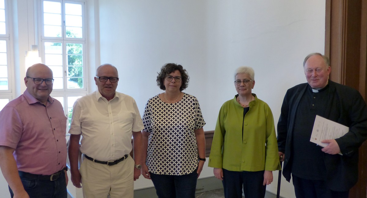 Unterzeichneten die neue Organisationsregelung fr die Notfallseelsorge im Kreis (von links): Peter Deipenbrock, Abteilungsleiter Ordnung und Verkehr der Kreisverwaltung, Landrat Dr. Peter Enders, Regine Wald (Leitung Pastoraler Raum Betzdorf), Superintendentin Andrea Aufderheide und Dechant Martin Krten. Foto: Kreisverwaltung/Schultheis