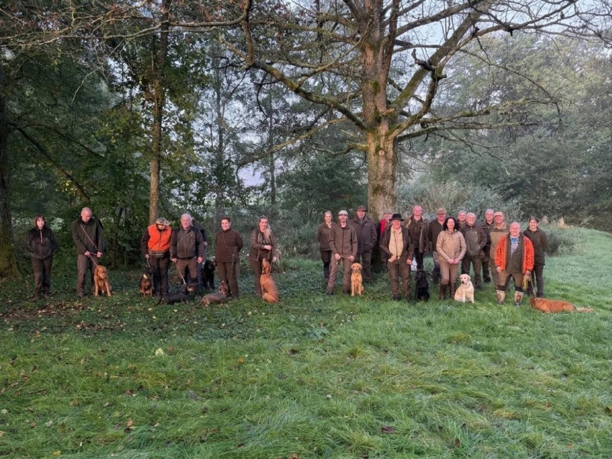 Gl�ckliche Zwei- und Vierbeiner: Alle Teams bestanden die j�ngste Brauchbarkeitspr�fung der Kreisgruppe Altenkirchen im Landesjagdverband. (Foto: Kreisgruppe/Carmen Eckardt)