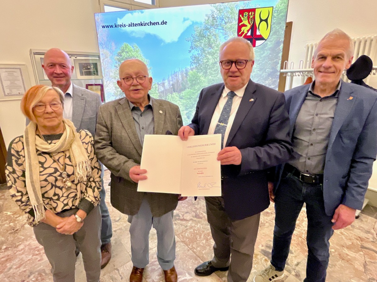 Ehrennadel f�r Elmar Deneu: Ein Leben im Dienst der Gemeinschaft