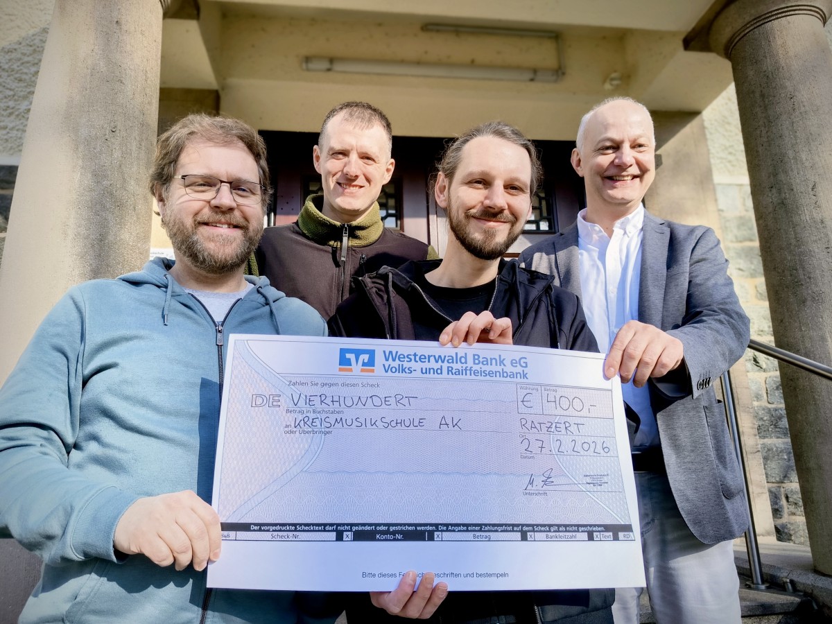 Bei der Spenden�bergabe vor der Kreismusikschule: Tobias Beck (Lehrer an der Kreismusikschule Altenkirchen), Matthias Klappert (2. Vorsitzender des Kulturvereins Bracken), Martin Reichstein (1. Vorsitzender) und Marc Schaeferdiek (Leiter der Kreismusikschule Altenkirchen) (Foto: Kreismusikschule / Foto: Christiane M�hleip)