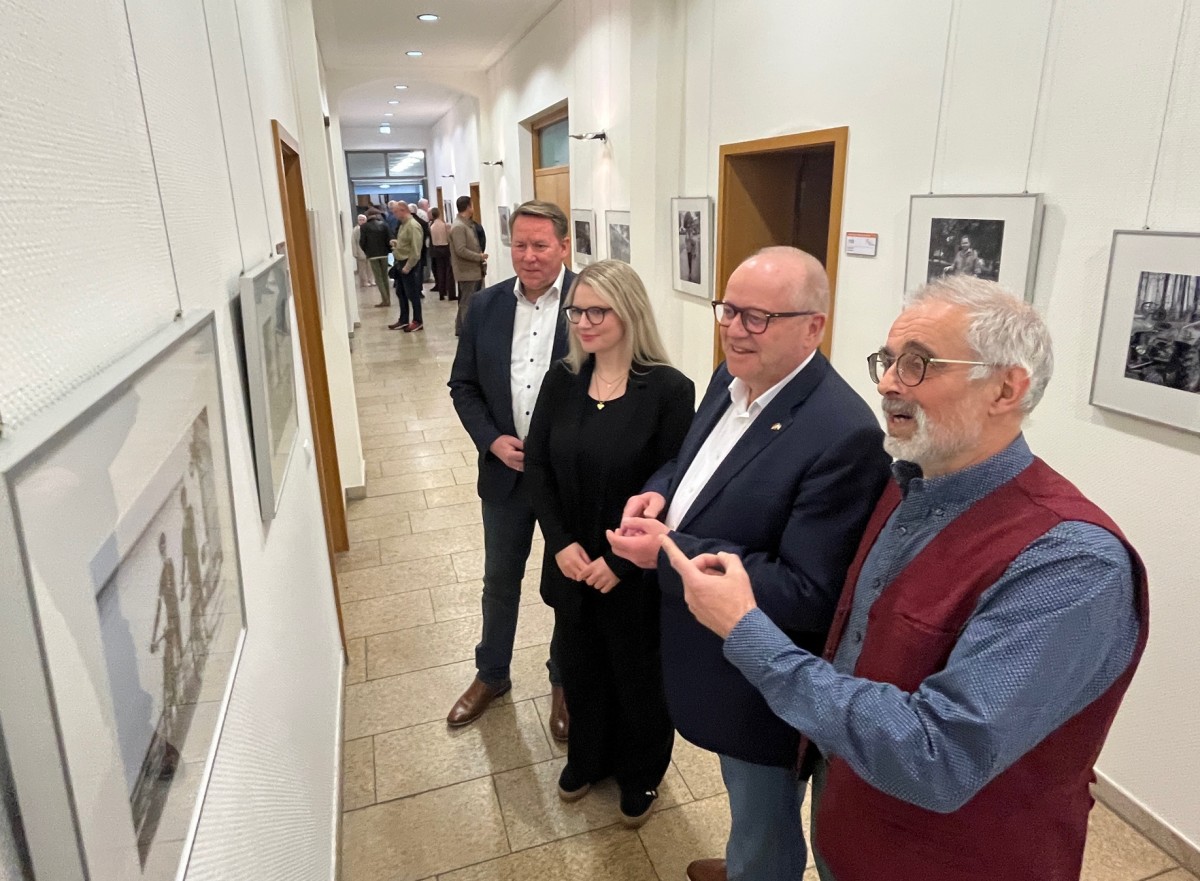 Im Kreishaus wurde die Foto-Ausstellung von Dr. Andreas Pfeifer (rechts) mit einer Vernissage er�ffnet; mit im Bild: Landrat Dr. Peter Enders, Organisatorin Luisa L�ck und B�rgermeister Joachim Brenner als Laudator. (Foto: Kreisverwaltung/Thorsten Stahl)