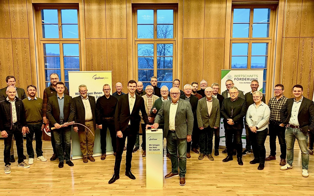 Landrat Dr. Peter Enders (vorne r.) und Sebastian Frings (GlasfaserPlus) d�ckten auf den Buzzer zum symbolischen Start des gef�rderten Glasfaserausbaus im Kreis Altenkirchen. Foto: Kreisverwaltung / Andreas Schultheis