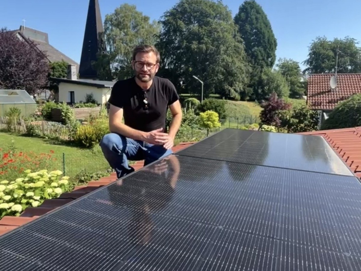 Klimaschutzmanager Stefan Gl�ssner freut, dass das F�rderprogramm f�r Balkonkraftwerke im Kreis so rege genutzt wurde. (Foto: Kreisverwaltung/Thorsten Stahl)