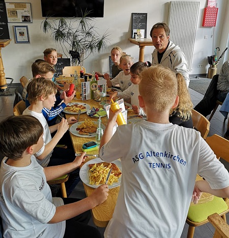 Die U12 Mannschaften der Tennisabteilung der ASG Altenkirchen beim gemeinsamen Essen nach der ersten Medenrunde. Trainer Armin Ruthardt wei um die Wichtigkeit des Miteinanders im Sport. (Foto: ASG Altenkirchen)