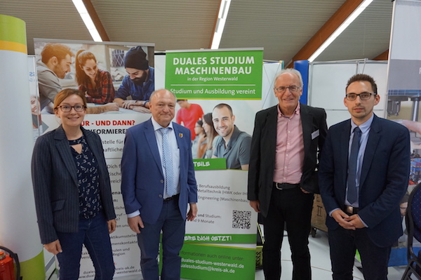 Von links: Naomi Becker (Ansprechpartnerin Duales Studium bei der Wirtschaftsfrderung des Kreises), Landrat Michael Lieber, Prof. Dr.-Ing. Horst Idelberger (Projektberater des Kreises) und Tim Kraft (Leiter der Wirtschaftsfrderung Kreis Altenkirchen) rhrten auf der ABOM in Altenkirchen die Werbetrommel frs regionale Duale Studium Maschinenbau und informierten interessierte Schlerinnen und Schler. Foto: KV
