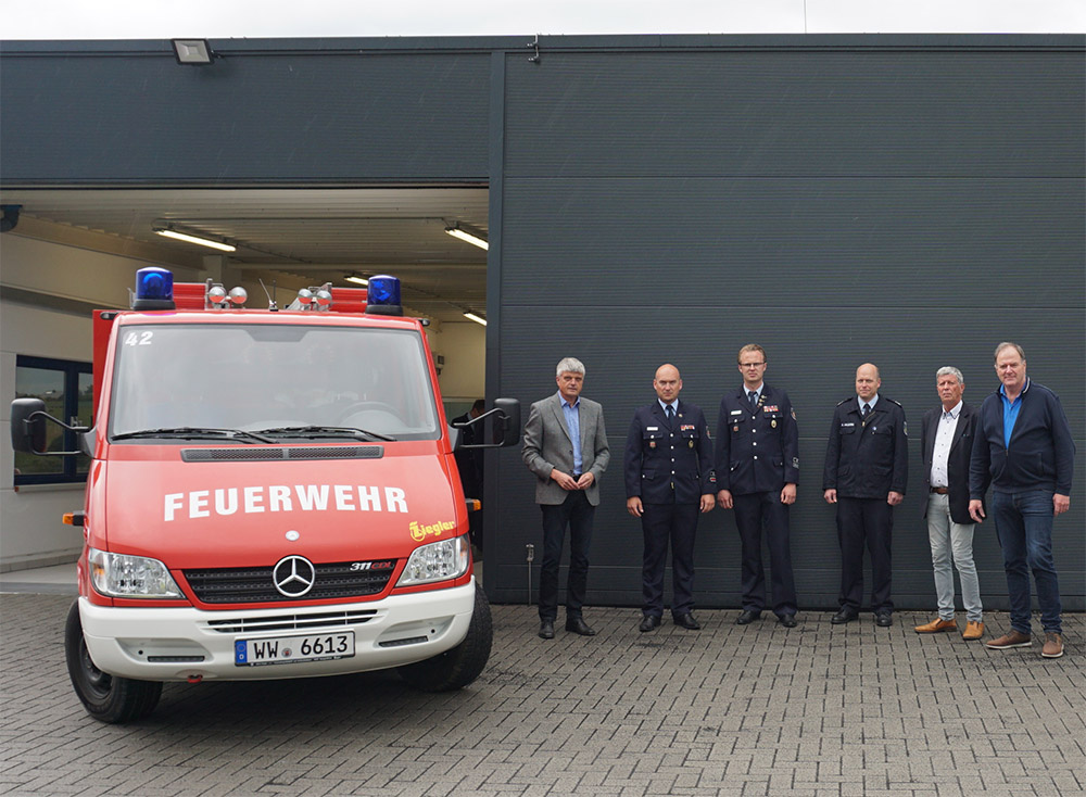 (v.l.n.r.) Brgermeister Klaus Mller, Wehrfhrer Michael Pleitgen, die stellvertretenden Wehrleiter Christian Fein und Nicki Ahlborn sowie die beiden Ortsbrgermeister Helmut Lamp und Burkhard Kuhn. Foto: Privat