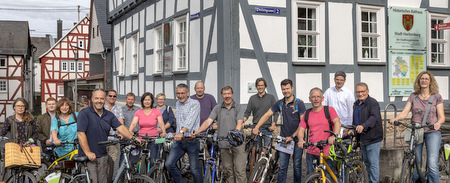 Hachenburgs Stadtrat tourte per Fahrrad durch die Lwenstadt, um sich vor Ort ein Bild ber demnchst zu entscheidende Sachfragen zu machen. (Foto: Stadt Hachenburg)