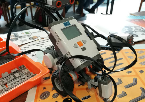 Die Teilnehmer knnen mit dem Lego NXT-System Programmieren lernen und den Roboter zum Leben erwecken. (Foto: Jugendpflege Kreis Altenkirchen)