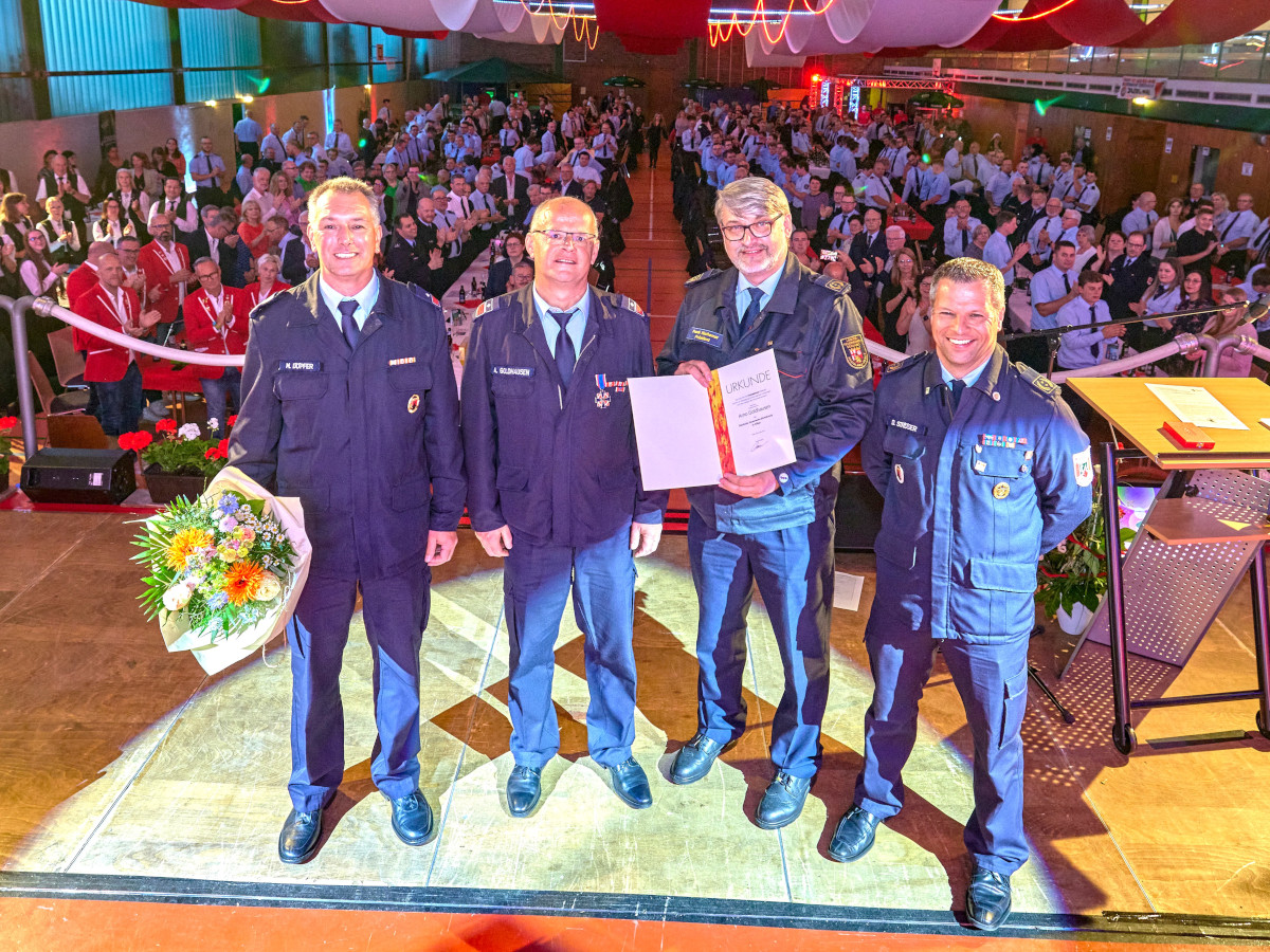 Strahlende Gesichter und beste Stimmung im Saal bei der feierlichen Ehrung der Feuerwehrkameraden (von links nach rechts): Mario Dpfer (stellvertretender Wehrfhrer),
Arno Goldhausen, Frank Hachemer, Dirk Strder (Vizeprsident Landesfeuerwehrverband) (Foto: Olaf Nitz Fotografie)