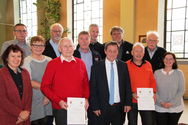 Reihe unten: Tanja Schmitz-Werner, Gabi Theis (beide Beratungszentrum des Polizeiprsidiums Koblenz), Stefan de Waha, Landrat Achim Schwickert, Bernd Treutler, Monika Meinhardt (Seniorenleitstelle); Reihe oben: Wolfgang Gnoss (Referent), Wolfgang Tyttlik, Lothar Friebe, Bodo Monsler, Roland Lorenz, Engelbert Girmscheid. Es fehlen: Hans-Joachim Baumgart, Dietmar Klbl, Walter A. Kucharczyk und Inge Schmidt. Foto: Pressestelle der Kreisverwaltung