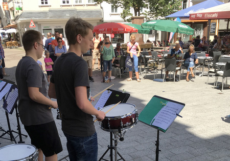 Von ruhigen Gitarrenklngen bis wuchtigen Blserensembles ist fr jeden Geschmack etwas dabei. Mehr als 1.000 Schler werden in vielen Orten des Westerwaldkreises von 26 studierten Fachlehrern durch die Kreismusikschule an die Musik herangefhrt. (Foto: Kreisverwaltung/Kreismusikschule) 